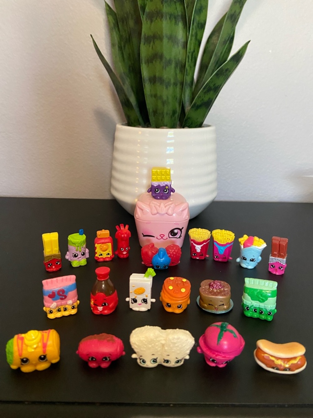 Shopkins Mini Character Bundle with Pink Character Box & 21 Shopkins